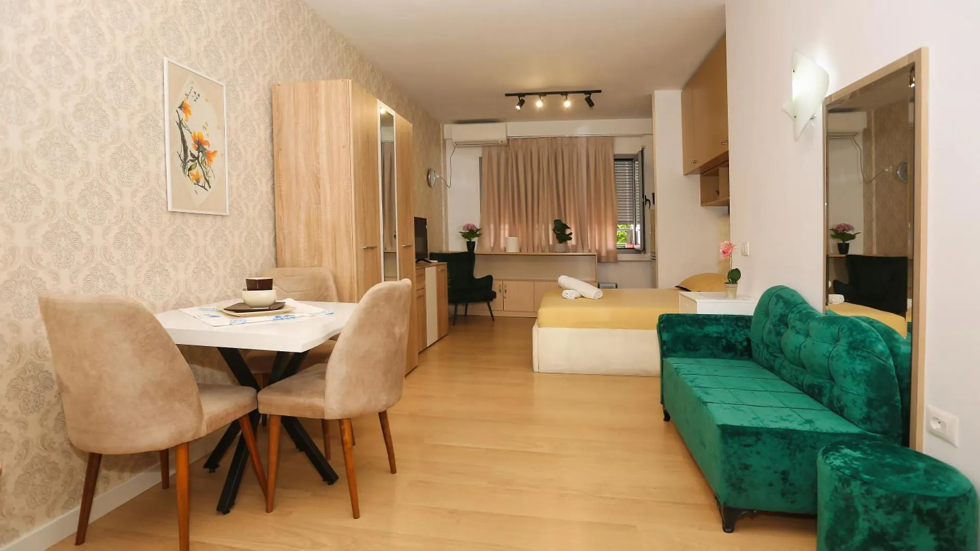 Cozy Apartment Near Square 21 Tirana 0*,